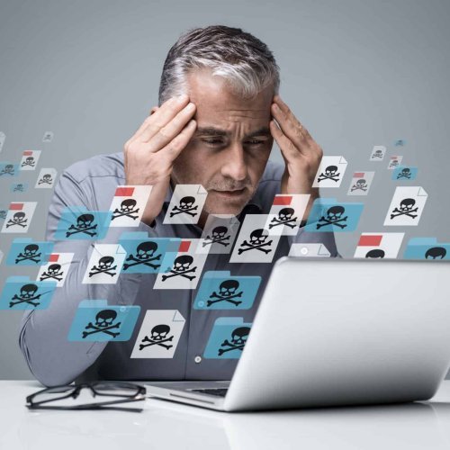 电脑用户面对恶意软件攻击的示意图