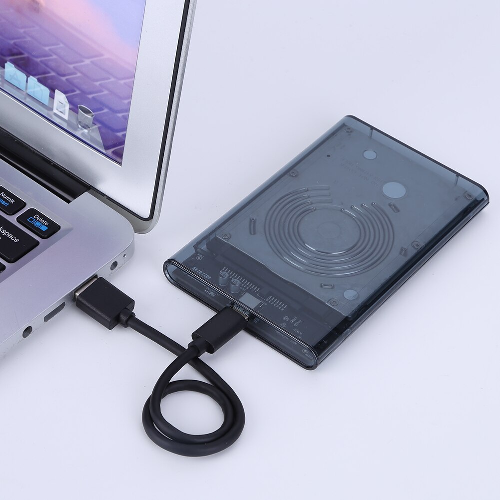 通过 USB 线连接笔记本电脑的外置机械硬盘